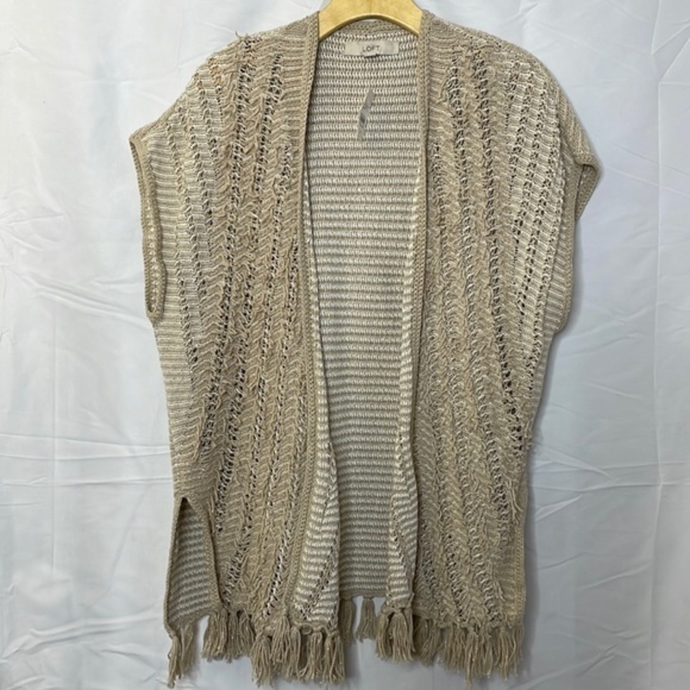 𝅺nwt Loft textured open front sleeveless cardigan.  Fringe. Tan & white. Medium